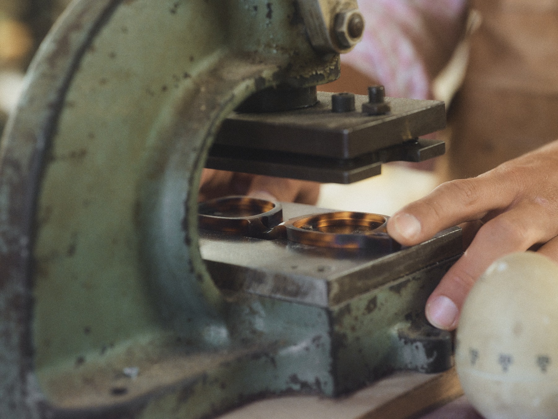 Artesano trabajando una montura a mano